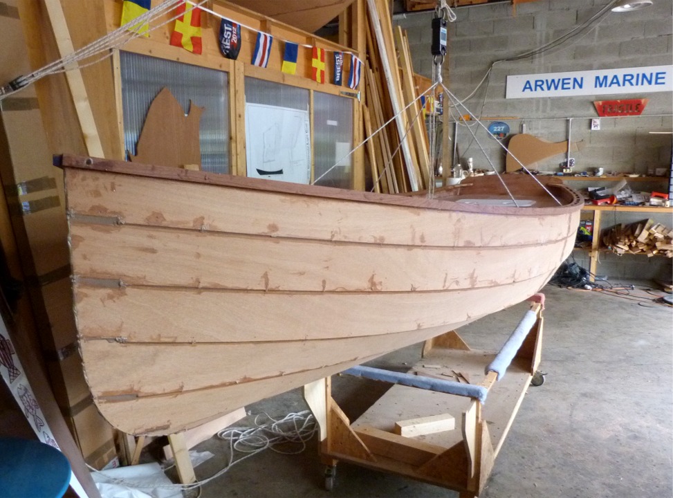 Je suis bien content de rester en de&ccedil;a des 100 kg car Gandalf p&egrave;se 159 kg. Certes, il fait 5.49 m de longueur hors-tout et 1.64 m de bau maximum, mais il est d&eacute;pourvu de tableau arri&egrave;re et sa coque n'est gu&egrave;re plus volumineuse que celle de Silmaril (je ferai un jour le calcul de leur volume total respectif). La vraie diff&eacute;rence est que Gandalf est construit en contreplaqu&eacute; makor&eacute;, deux fois plus dense que l'okoum&eacute;. Si un kit de Grand Skerry sort en production un jour, il sera aussi en okoum&eacute;, s&ecirc;chez vos larmes. 