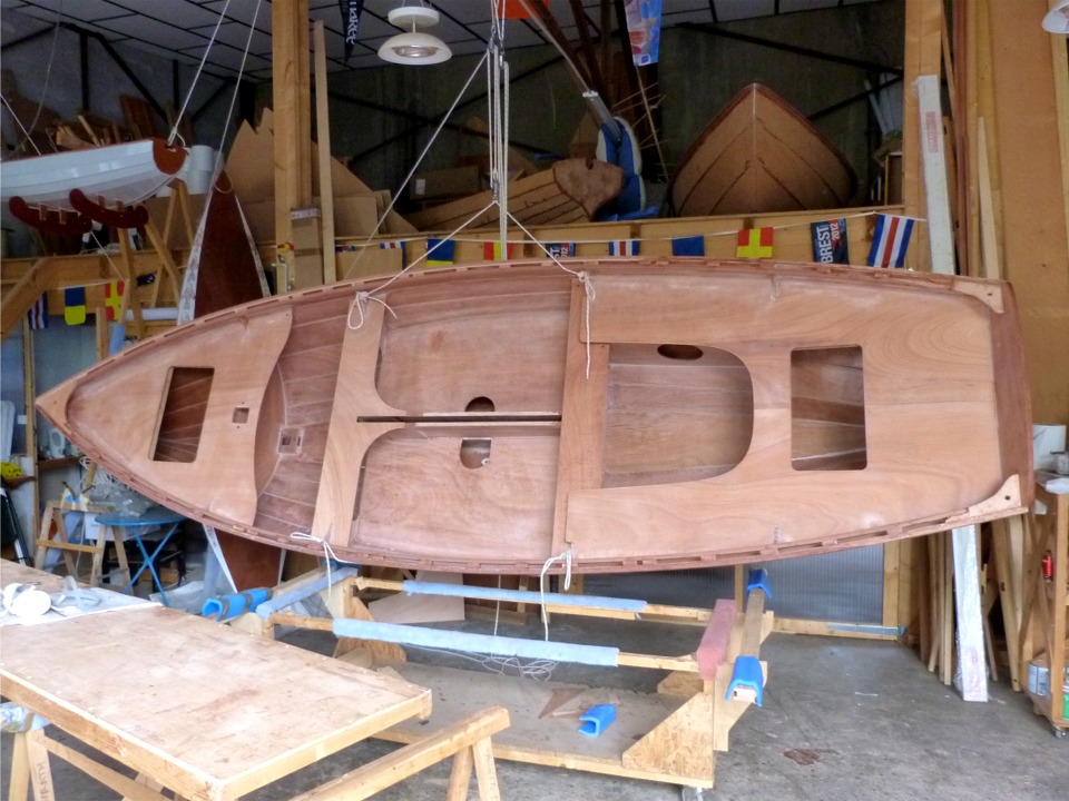 Nouveau retournement de situation chez Arwen Marine, je vais enfin m'occuper de l'ext&eacute;rieur de la coque, tr&egrave;s d&eacute;laiss&eacute; depuis le collage initial. 