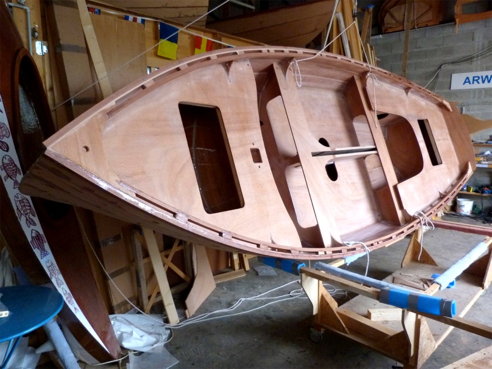 Silmaril est suspendu par une patte d'oie frapp&eacute;e sur son cot&eacute; tribord et je m'appr&ecirc;te &agrave; embraquer le palan frapp&eacute; sur la patte d'oie b&acirc;bord, en bas de l'image, afin de le retourner. 