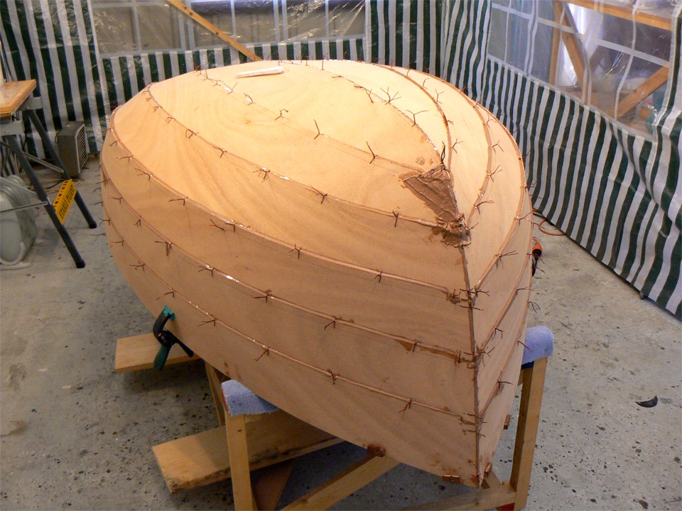 J'ai fait un peu de "chirurgie r&eacute;paratrice" au mastic &eacute;poxy sur le haut b&acirc;bord du brion qui n'est pas tr&egrave;s r&eacute;ussi. 