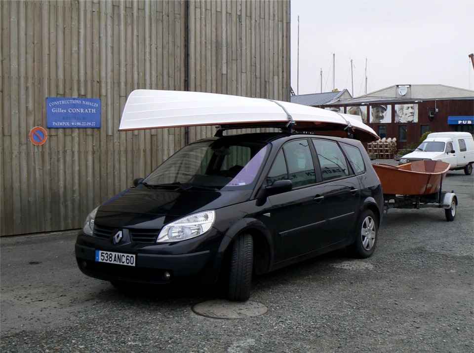 Et c'est l'arrivée à Paimpol devant le chantier de mon frère Gilles : je viens procéder aux premiers essais en mer du Wherry avec Philippe, son propriétaire, et j'ai apporté le Jimmy Skiff afin d'accompagner le Wherry pour son premier contact avec son élément. 