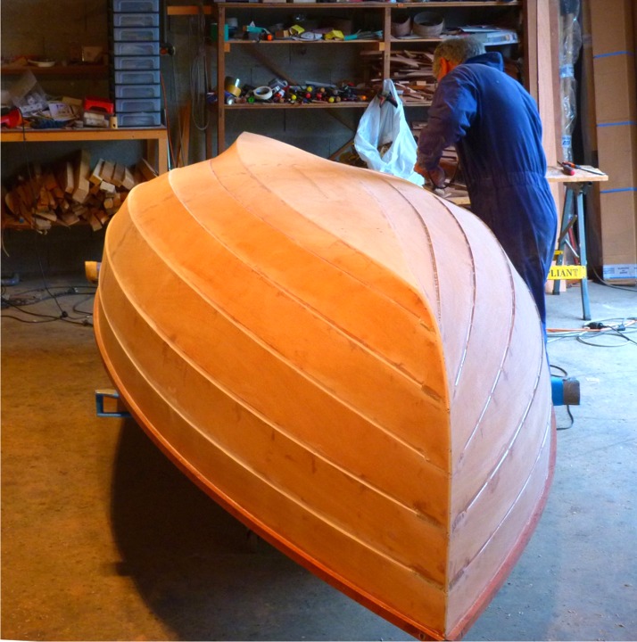 Nous allons tr&egrave;s fortement "gommer" l'angle bas des bord&eacute;s 2 afin que le tissu puisse le recouvrir sans faire de bulles. En effet, lorsque l'on tente de faire suivre des courbes ou des angles trop marqu&eacute;s au tissu de verre, il se d&eacute;colle du substrat et des bulles d'air se forment entre le tissu et le substrat. 