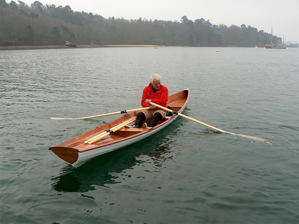 Philippe commence par essayer l'aviron fixe : il a successivement testé une paire en 2.70 m puis une autre en 2.40 m, et c'est cette dernière qu'il retient, car les grands sont trop encombrants.