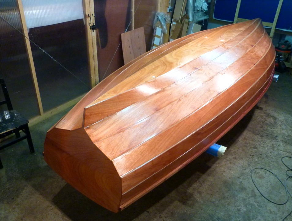 Nous avons commenc&eacute; par une couche d'impr&eacute;gnation &eacute;poxy, puis nous avons recharg&eacute; tous les joints entre les virures et bouch&eacute; les trous des sutures. Nous stratifierons demain. 