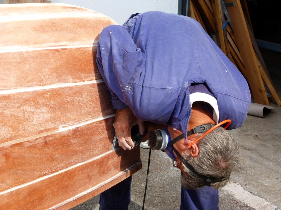 On prend parfois des positions qui paraissent &eacute;tranges et tr&egrave;s inconfortables mais permettent en fait de contr&ocirc;ler pr&eacute;cis&eacute;ment le pon&ccedil;age des joints &agrave; l'endroit d&eacute;licat o&ugrave; les clins viennent se fondre les uns dans les autres pour former l'&eacute;trave. 