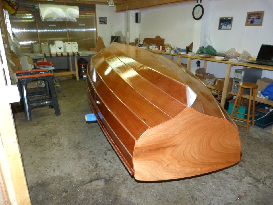 Nous avons laiss&eacute; durcir l'&eacute;poxy pendant trois heures, puis nous avons pass&eacute; une seconde couche au rouleau, aussi bien sur la partie stratifi&eacute;e (afin de remplir la trame du tissu de verre) que sur le reste de la surface. 