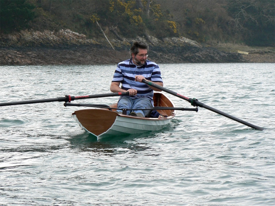 Philippe me laisse essayer, et je suis scotché par la facilité et la puissance apportée par le portant. La grande largeur de la coque (pour un bateau d'aviron) lui donne une stabilité très sécurisante. 