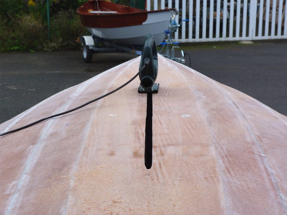 C'est le moment d'ouvrir le puits de d&eacute;rive. Je commence &agrave; la scie sauteuse, en me guidant sur le trac&eacute; que j'ai fait juste avant de stratifier le fond de la coque. En fait, je commence &agrave; la perceuse, car il me faut un trou &agrave; chaque extr&eacute;mit&eacute; du trac&eacute; pour introduire la lame de la scie sauteuse. 