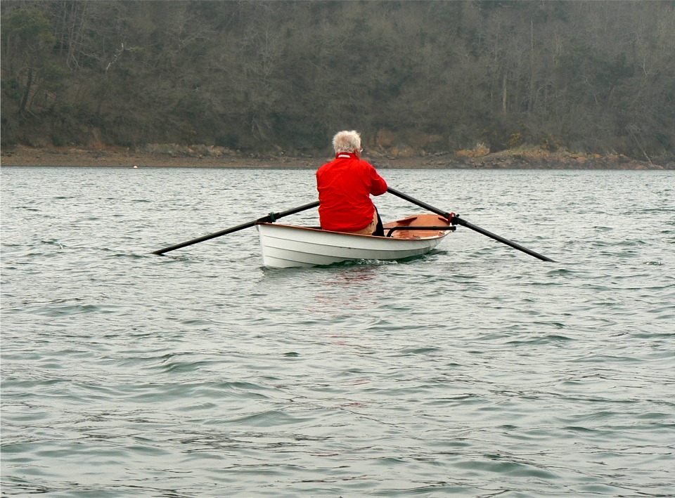 Les "outriggers" du portant permettent de déporter les tolets vers l'extérieur et d'obtenir une envergure de 1.60 m (alors que les dames de nage classiques ne sont séparées que par 0.96 m).