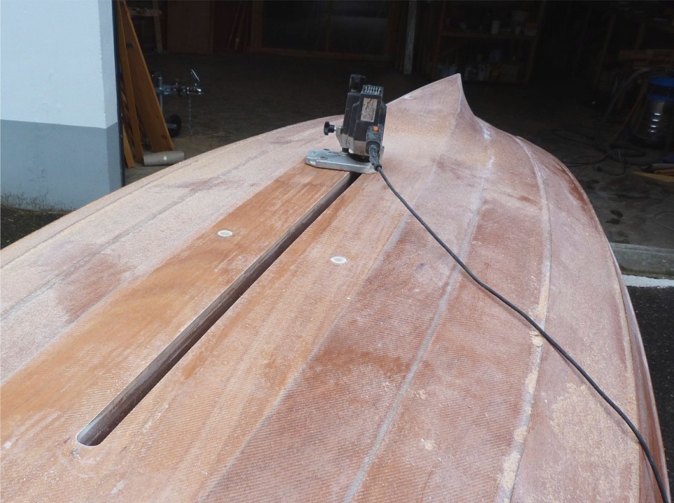 On voit sur la photo pr&eacute;c&eacute;dente que la fraise affleure &agrave; peine le niveau ext&eacute;rieur et que la stratification n'est pas bien coup&eacute;e. A l'autre bout de la fraise, ce sont les exc&eacute;dents d'&eacute;poxy charg&eacute;e qui sont mal coup&eacute;s car la fraise est trop courte : j'en ai mont&eacute; une plus longue (25 mm) et je repasse sur tout le pourtour. 