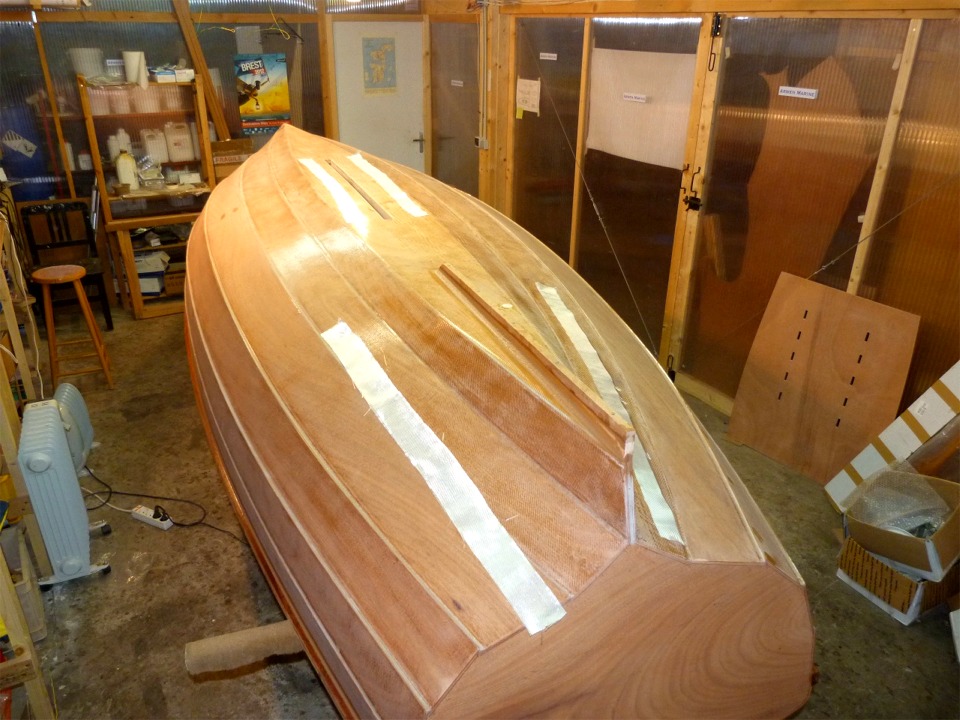 Je viens de coller le petit aileron et je vais "armer" ses joints-cong&eacute;s avec ces bandes de tissu de verre. Je vais aussi stratifier des bandes de tissu de verre sur les ar&ecirc;tes de l'ouverture du puits de d&eacute;rive, o&ugrave; la tranche du contreplaqu&eacute; de la sole est &agrave; nu. 