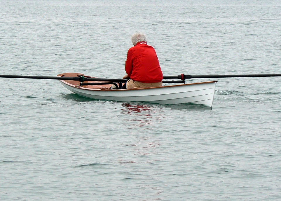 Il faut observer la coque du Wherry en mouvement pour apprécier la grace de ses lignes mise en valeur par le jeu du petit clapot le long des clins... 