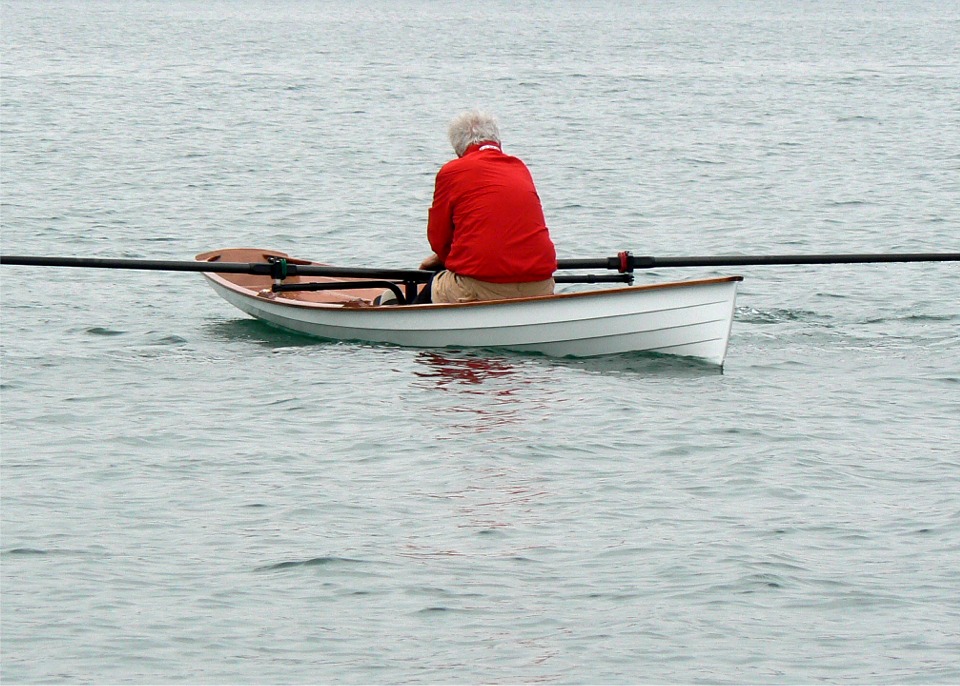 Il faut observer la coque du Wherry en mouvement pour apprécier la grace de ses lignes mise en valeur par le jeu du petit clapot le long des clins...