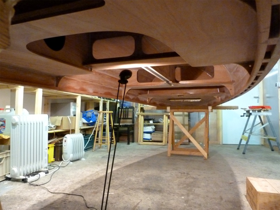 J'ai aussi pass&eacute; un bon moment sous le bateau afin de faire les joints-cong&eacute;s entre le dessous des &eacute;l&eacute;ments horizontaux (bancs et dessus de caisson) et le haut des &eacute;l&eacute;ments verticaux (cloisons), et je termine en passant encore une couche d'&eacute;poxy sur l'ensemble de la surface ext&eacute;rierue de la coque. 