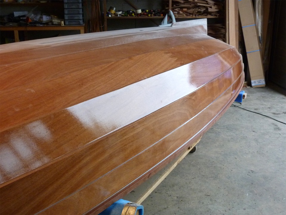 Je retourne le bateau pour mettre le cot&eacute; &agrave; poncer vers la lumi&egrave;re. C'est presque dommage de poncer cette belle couche d'&eacute;poxy... 