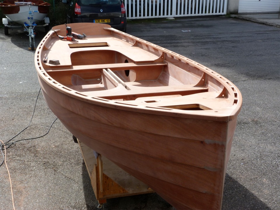 D&egrave;s le pon&ccedil;age termin&eacute; et la coque d&eacute;poussi&eacute;r&eacute;e, je la remets &agrave; l'endroit gr&acirc;ce &agrave; mes palans et j'attaque le pon&ccedil;age des listons et de la serre. 