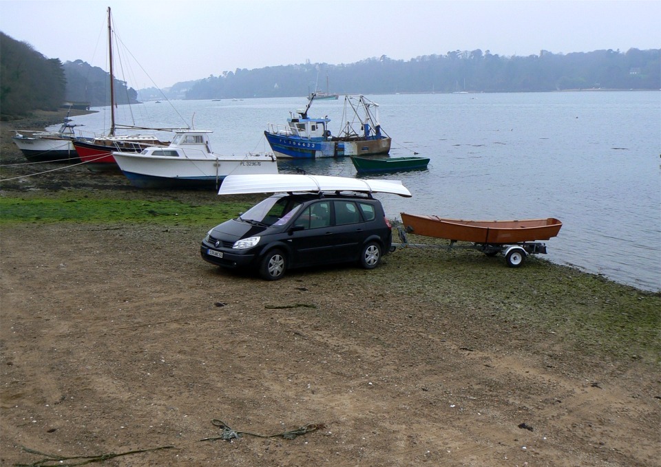 Le Wherry est de retour sur les barres de toit : ça dépasse derrière et il faudra penser à baliser. Le Jimmy Skiff, sur la remorque, m'a servi de bateau suiveur pour prendre les images ci-dessus.