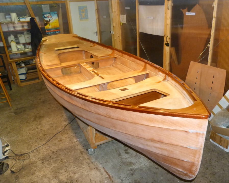 Je passe une couche d'&eacute;poxy sur les listons, les serres, les cales, les courbes et la guirlande. 