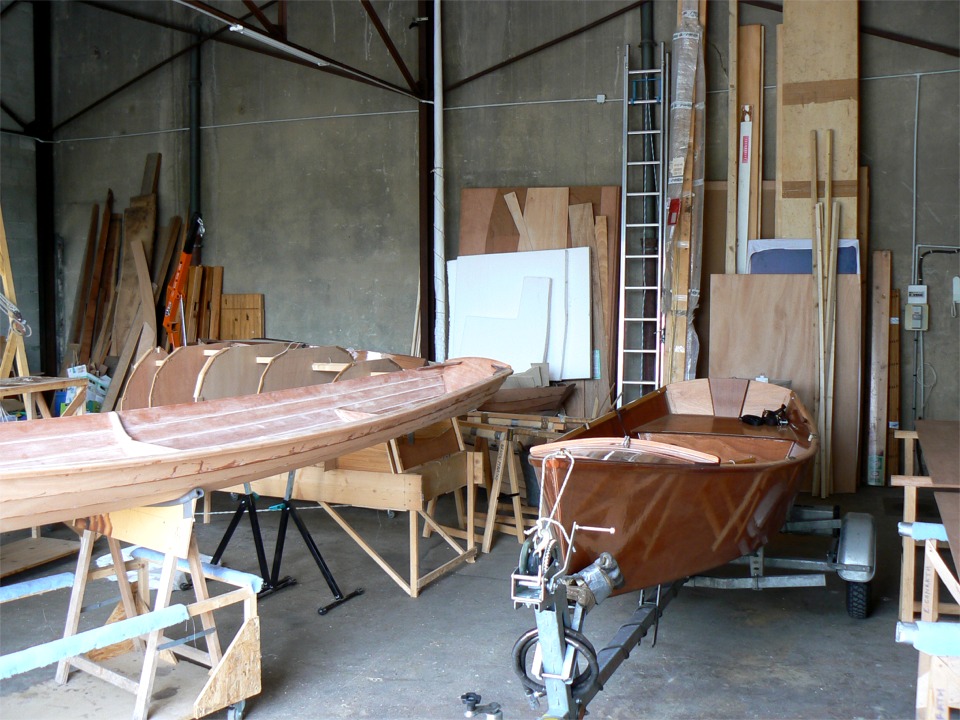 Premi&egrave;res photos de mon nouvel atelier &agrave; Clairoix : tout est entass&eacute;, j'ai encore beaucoup de rangement et d'am&eacute;nagements &agrave; faire. Sur la remorque, mon Jimmy Skiff attend l'occasion d'un vrai essai en mer... 