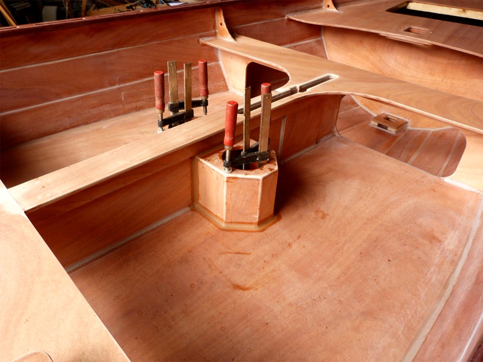 Je colle enfin les "boites" d'acc&egrave;s aux nables des r&eacute;servoirs de ballast. 