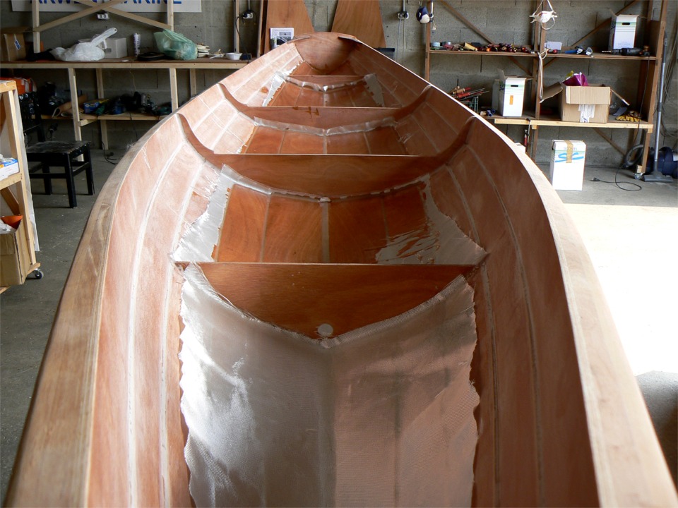 Je n'aurai plus ensuite qu'à couper l'excédent de tissu au-delà des quatre bordés de fond. Comme à chaque fois, je jubile de voir le tissu de verre devenir transparent dès qu'il est bien imprégné d'époxy. 