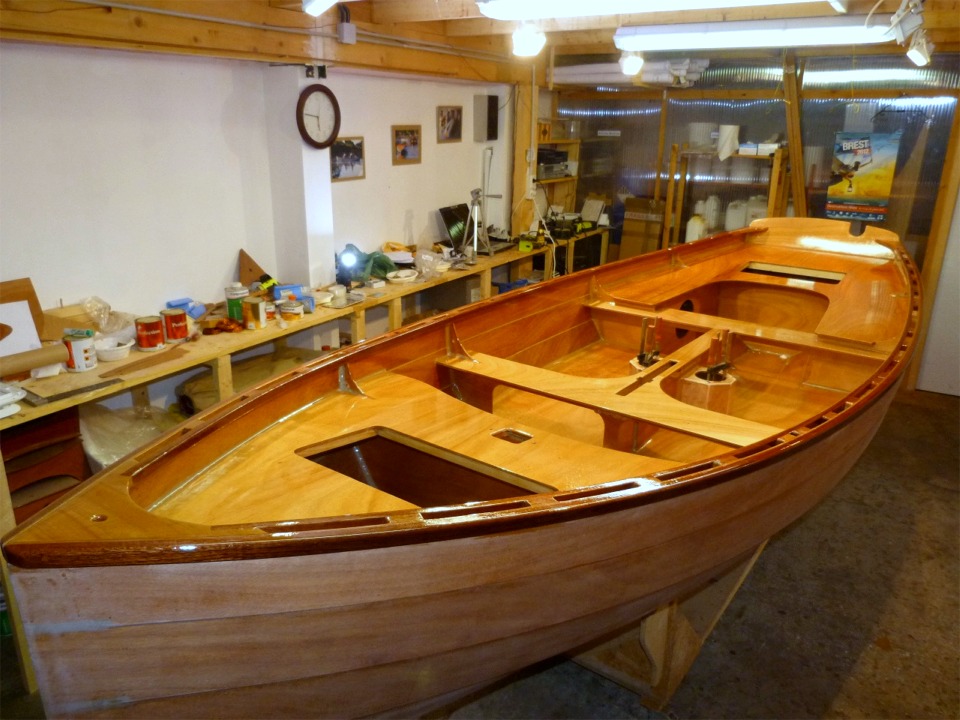 Et je termine la journ&eacute;e en passant une ultime couche d'&eacute;poxy sur toute la surface int&eacute;rieure. Demain : dernier pon&ccedil;age et j'attaque la peinture. 