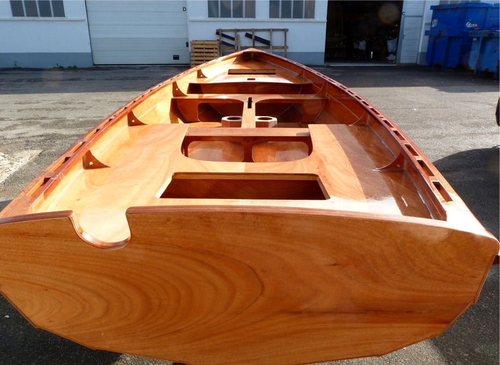 J'ai perdu le compte du nombre de couches d'&eacute;poxy que j'ai pass&eacute;es sur le tableau arri&egrave;re (et ponc&eacute;es &agrave; chaque fois, bien sur, avant la suivante) afin d'am&eacute;liorer l'aspect du vernis. En effet, le secret d'un beau vernis est l'&eacute;paisseur (17 couches chez Riva par exemple) qui donne un effet de loupe. Mais ne le r&eacute;p&eacute;tez pas. 