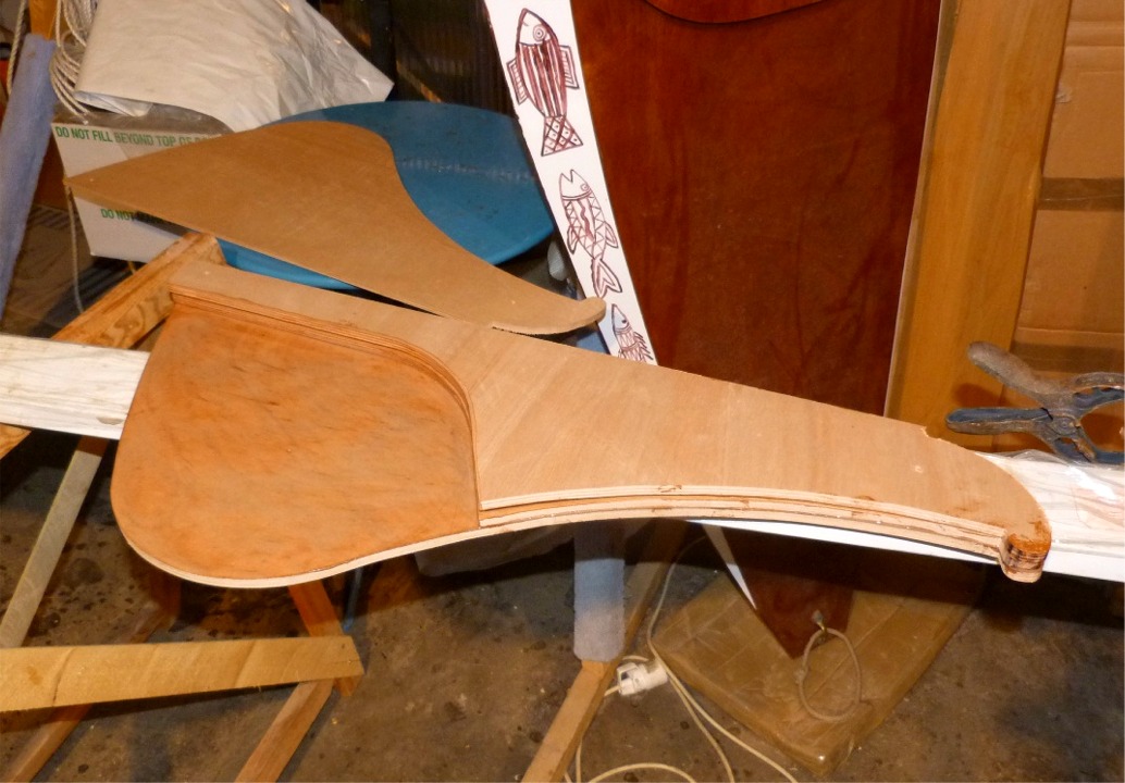 En parall&egrave;le a mes recherches chromatiques (et passionnantes), je colle les pi&egrave;ces du gouvernail que je viens enfin de d&eacute;couper. En effet, j'ai eu un peu de mal &agrave; d&eacute;cider de la profondeur et de la forme de ce gouvernail, car j'h&eacute;sitais avec une simple t&ecirc;te de safran qui ne descende pas sous la flottaison. L'avantage eut &eacute;t&eacute; la simplicit&eacute; et la l&eacute;g&egrave;ret&eacute;, mais &ccedil;a avait l'air trop &eacute;trange sur un bateau de cette allure g&eacute;n&eacute;rale. 