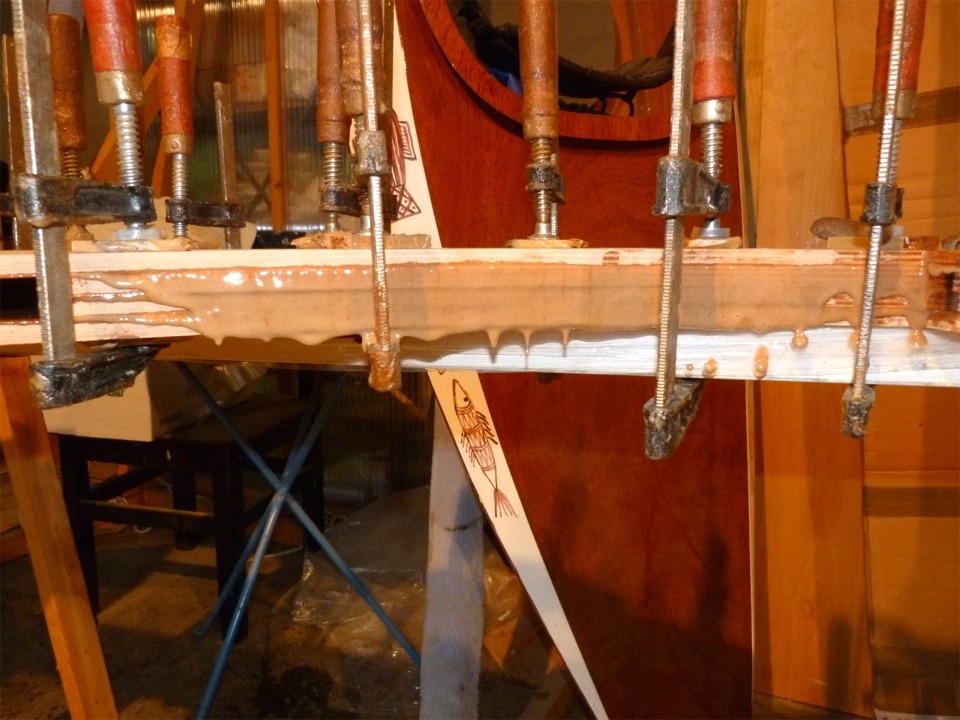 J'ai g&eacute;n&eacute;reusement tartin&eacute; les deux faces de chacun des collages et quand je pose les presses, l'&eacute;poxy charg&eacute;e coule &agrave; flots... Et je comprends enfin pourquoi il m'arrive souvent de devoir r&eacute;duire le diam&egrave;tre de la t&ecirc;te de safran afin qu'il rentre et pivote, car cet &eacute;panchement se produit bien sur aussi sur les bords de la cavit&eacute; interne... Voila donc une excellente raison de pratiquer des all&egrave;gements dans l'&acirc;me, juste au-dessus de la cavit&eacute; du safran ! 