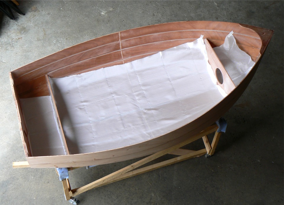 J'ai recherch&eacute; une photo du Youyou que j'avais construit au printemps 2009 : c'est amusant de voir que j'avais choisi une approche diff&eacute;rente : j'avais coll&eacute; en place les cloisons des compartiments &eacute;tanches avant et arri&egrave;re, et d&eacute;pos&eacute; la membrure centrale, alors que cette fois-ci, j'ai fait l'inverse... On voit aussi que j'avais d&eacute;ja coll&eacute; la guirlande, ce qui n'est pas le cas cette fois-ci. 