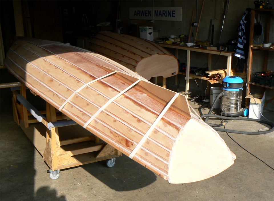 J'ai fait un joint-congé de part et d'autre de l'aileron. Demain, je le poncerai légèrement pour repasser une seconde couche afin d'améliorer son "modelé" (pas évident de le "tirer" proprement sous les bandes d'adhésif) et d'augmenter son rayon pour lui donner une meilleure résistance. Je finirai en "l'armant" d'une couche de fibre de verre. 