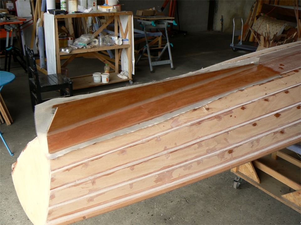 Et voil&agrave; le tissu satur&eacute; d'&eacute;poxy ! En se "mouillant" de r&eacute;sine le tissu de verre devient transparent et pratiquement invisible. 