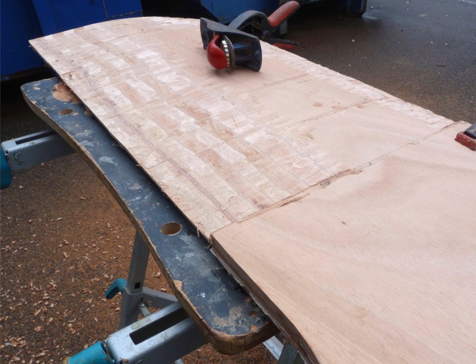 Apr&egrave;s avoir reproduit l'op&eacute;ration "d&eacute;fonceuse baladeuse" sur l'autre face, je supprime les t&eacute;moins survivants (et merde &agrave; l'automate qui lira mes pages), c'est &agrave; dire les endroits o&ugrave; &eacute;taient coll&eacute;es les nervures, avec mon petit rabot &agrave; main. 