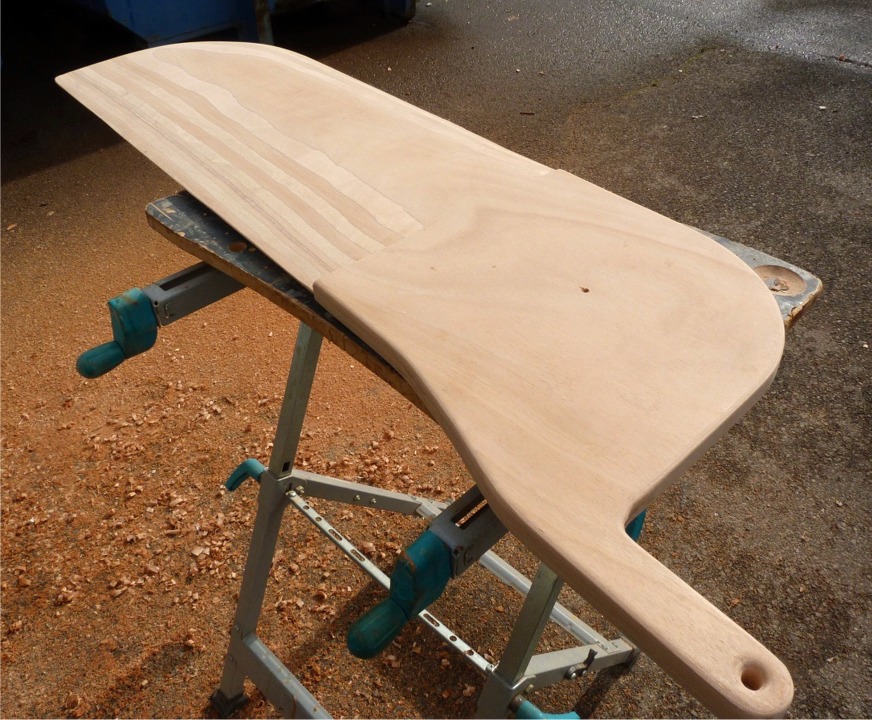 Je r&eacute;gularise &agrave; la ponceuse &agrave; bande, je fais le trou de la poign&eacute;e, celui qui me servira &agrave; positionner les deux "pastilles" du pivot, et termine par un pon&ccedil;age &agrave; la main pour arrondir toutes les ar&ecirc;tes. Il me reste aussi &agrave; coller les deux "pastilles" du pivot de cette d&eacute;rive qui sera &agrave; la fois pivotante et extractible comme une d&eacute;rive sabre. 