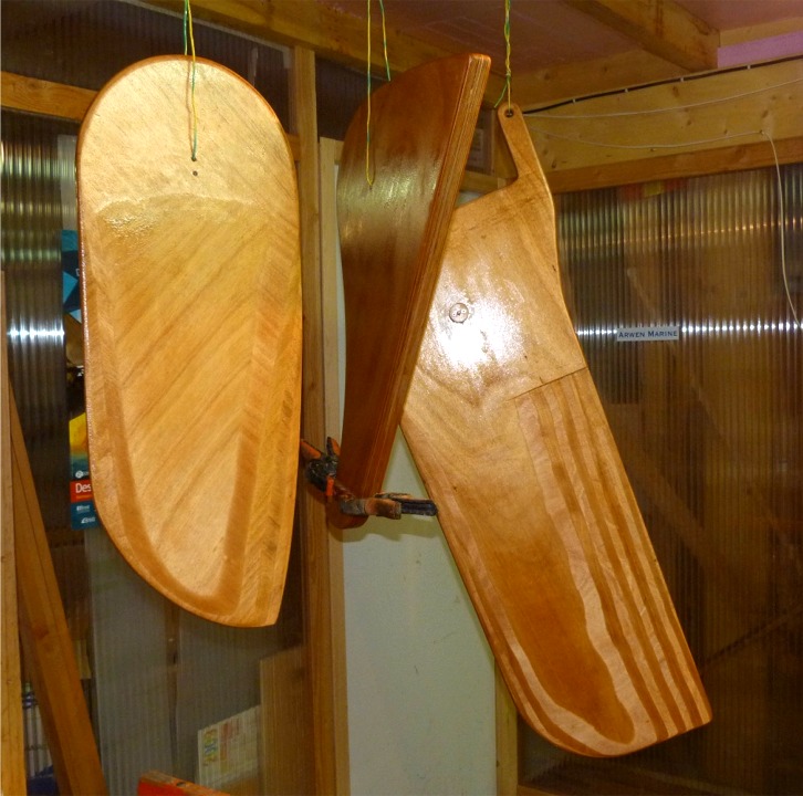 Et je termine en passant une couche d'impr&eacute;gnation &eacute;poxy sur la d&eacute;rive, le gouvernail (t&ecirc;te en bas) et son safran, que j'ai profil&eacute; "&agrave; main lev&eacute;e" au rabot et &agrave; la ponceuse &agrave; bande. 