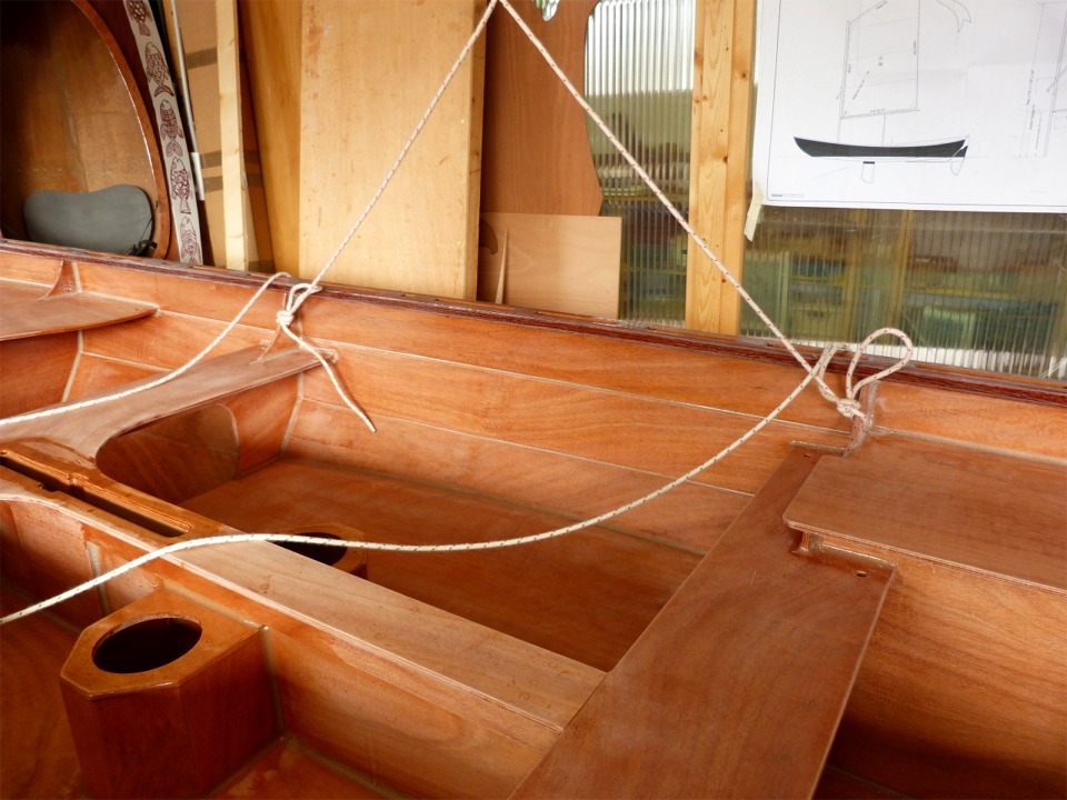 Gros plan sur les amarrages de la pate d'oie du palan tribord &agrave; travers les trous des "oreilles" des cloisons 2 et 3. 