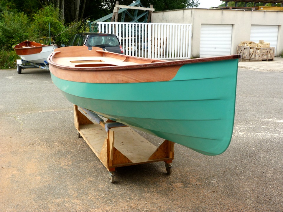 Je ne sais pas pour vous, mais moi je suis tr&egrave;s content de cette couleur ! Notez la forme en "S" (comme Silmaril) de la limite peinture-vernis sur le carreau ! 