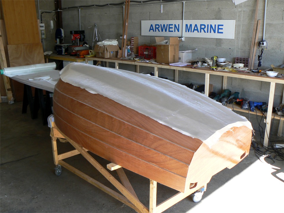 J'ai coupé le tissu de verre pour la stratification extérieure du Youyou. Le manuel ne prescrit de stratifier que les bordés 1 sur l'extérieur, mais j'ai choisi de stratifier également les bordés 2 afin de "blinder" plus largement les dessous du Youyou. 