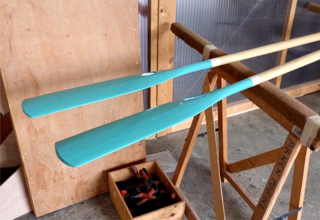 Je peinds la pale des avirons de Silmaril de la m&ecirc;me couleur que sa coque. 