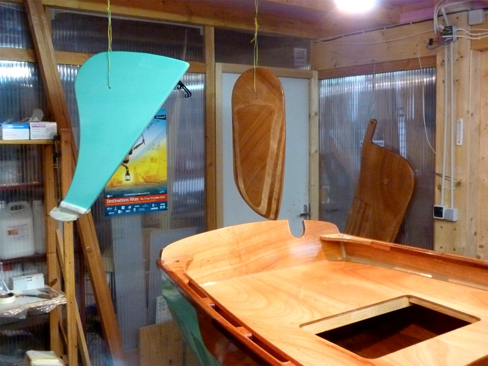 Le gouvernail aussi est peint &agrave; la teinte de la coque, &agrave; l'exception de sa t&ecirc;te, qui sera vernie. Le safran et la d&eacute;rive sont aussi vernis. 