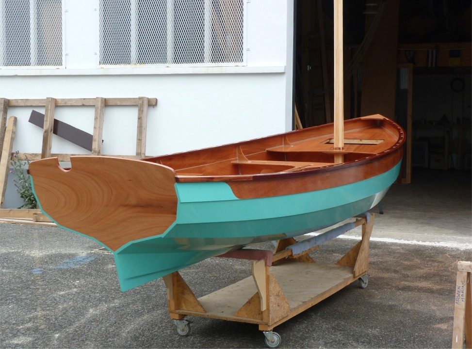 Essayage du m&acirc;t et ajustement des cales d'&eacute;tambrai et de pied.