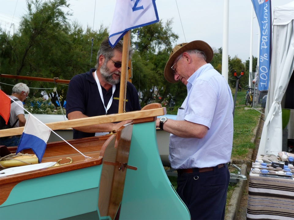 J'ai fini la construction du prototype de Silmaril à temps pour aller le montrer au Village Bois du Grand Pavois de La Rochelle et être fort déçu par le peu d'intérêt des visiteurs. François Vivier, auteur du dessin, fait partie des rares personnes qui se sont arrêtées pour voir le bateau...