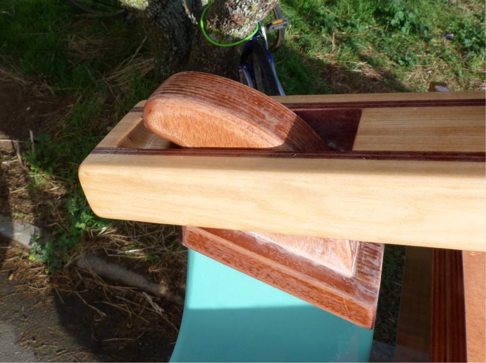 En effet, celle-ci comporte une mortaise qui s'engage sur le tenon constitu&eacute; par la t&ecirc;te de gouvernail, en biais et d'arri&egrave;re vers l'avant. 