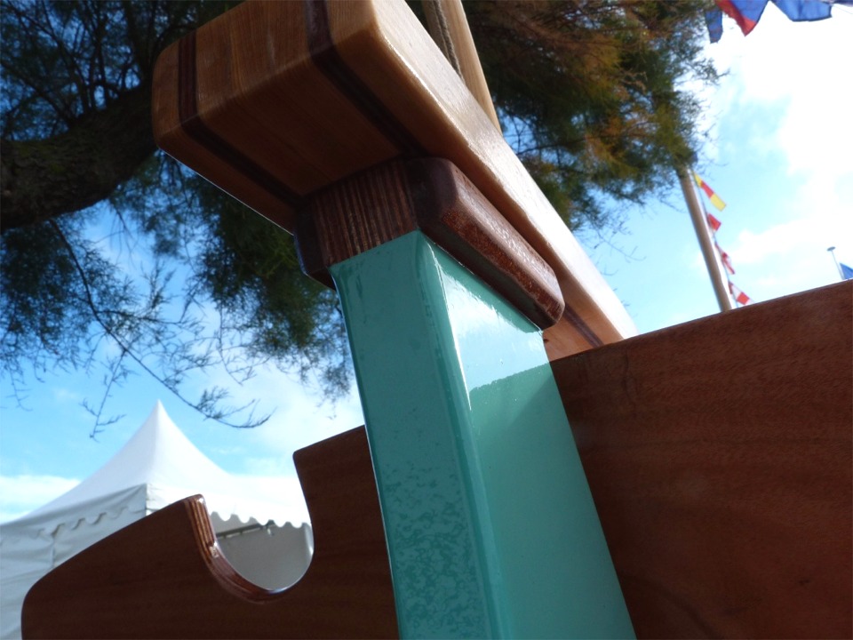 Vue de la barre en position : elle repose sur les supports lat&eacute;raux et avant et est v&eacute;rouill&eacute;e par l'ergot arri&egrave;re. 