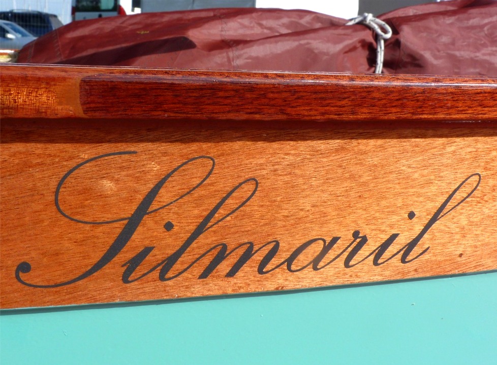 Gros plan sur le lettrage de Silmaril, juste sous le scarf du liston &agrave; l'arri&egrave;re, &agrave; gauche de l'image. On voit que les deux pi&egrave;ces de sapelli sont de teinte assez diff&eacute;rentes, ce qui n'&eacute;tait pas clairement visible avant le vernis. 