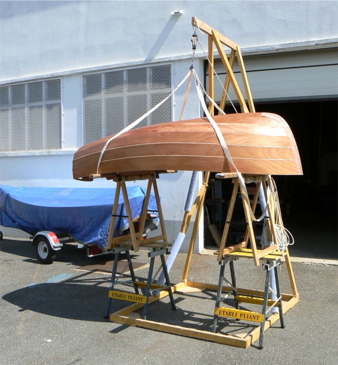 Le lendemain, j'ai démonté mon échaffaudage pour le remonter dehors afin de passer un petit coup de ponçage sur les nouveaux joints. En effet je veux éviter de mettre de la poussière sur le Wherry d'Annapolis que je suis toujours en train de vernir à l'intérieur. 