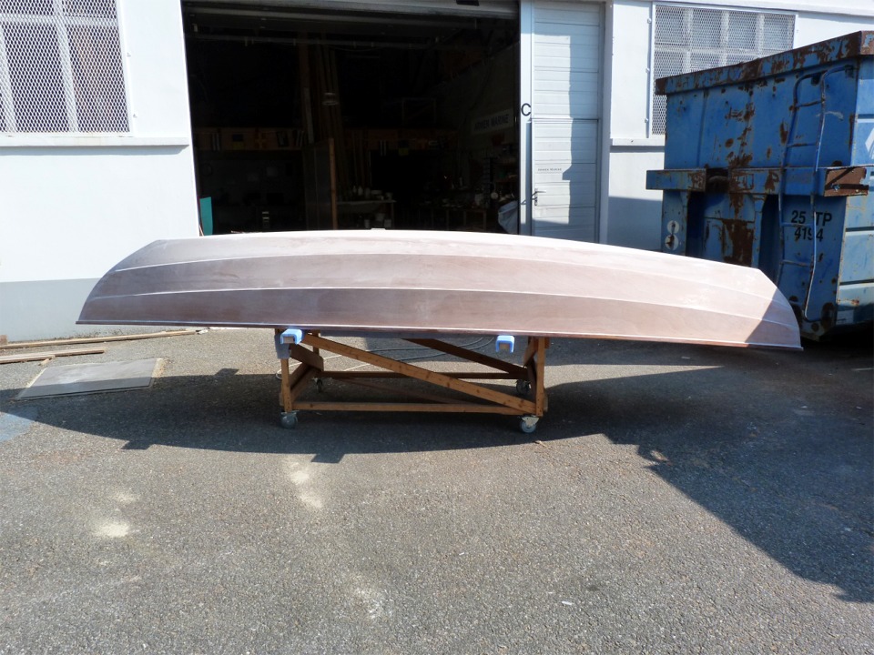 Apr&egrave;s mon retour du Grand Pavois de La Rochelle, je me remets &agrave; la construction du Skerry que je pr&eacute;senterai en m&ecirc;me temps que le nouveau Silmaril au prochain salon nautique de Paris, du 5 au 15 d&eacute;cembre prochain. Sur cette image, je viens de faire un pon&ccedil;age g&eacute;n&eacute;ral de la surface ext&eacute;rieure de ce Skerry, que j'avais commenc&eacute; de construire voila presque un an pour un reportage. 