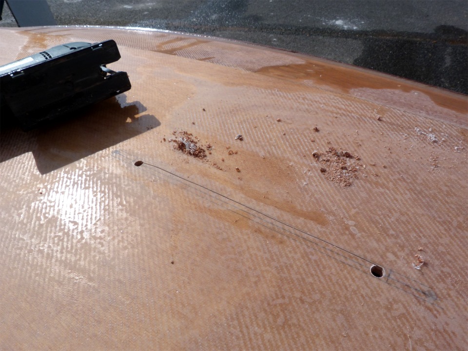 J'ouvre le puits de d&eacute;rive &agrave; travers la sole en repensant au traumatisme que constituait pour moi cette op&eacute;ration les premi&egrave;res fois que je devais percer puis scier &agrave; travers la coque... 