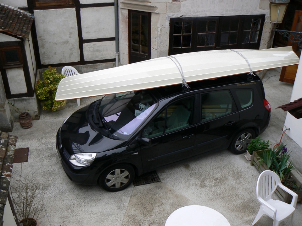 Me voilà prêt à partir pour livrer le Wherry. Je suis en pleine illégalité (hou !) car si la coque ne dépasse pas le pare-choc avant, elle dépasse très clairement de plus de 80 cm celui de l'arrière. 