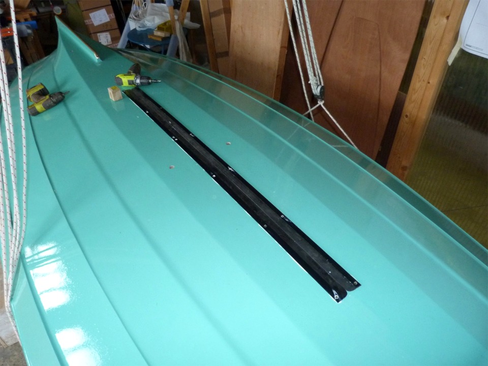 J'ai ensuite fix&eacute; les "l&egrave;vres" en caoutchouc qui occultent l'ouverture du puits de d&eacute;rive afin de limiter les turbulences qui seraient caus&eacute;es par cette grande ouverture. 